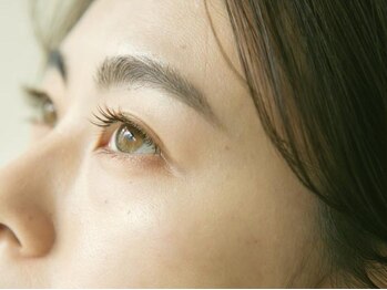アトリエ プラス リム(atelier +LIM)の写真/【梅田E-MA4F】自まつ毛を最大限に活かしてぱっちり目元へ♪ビューラーいらずで朝のメイクも時短に！