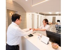 名古屋ハピネス鍼灸接骨院 中村の雰囲気（スタッフとお客様！腰痛。姿勢矯正骨盤矯正まで任せて下さい！）