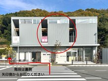 駅北口を背中にしていただくと見えます。2階中央が当店です！