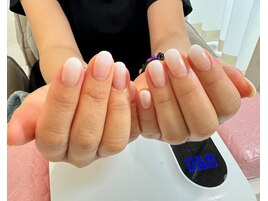 白色グラデーションネイル