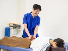 八幡小通り整骨院/鍼を打っている様子