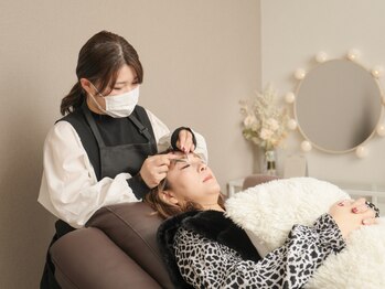 リボン(REBORN)の写真/《ゆったり個室のプライベートサロン◎》目の形やまつ毛の状態に合わせて、理想の目元を再現します♪