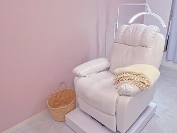 ルシアラッシュブロウ 新宿(LUCIA LASH BROW)/ふかふかのリクライニングチェア