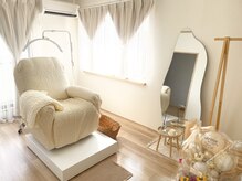 eyelash&nail Charme【シャルム】の雰囲気（淡色で統一した落ち着く空間のアイサロン♪）
