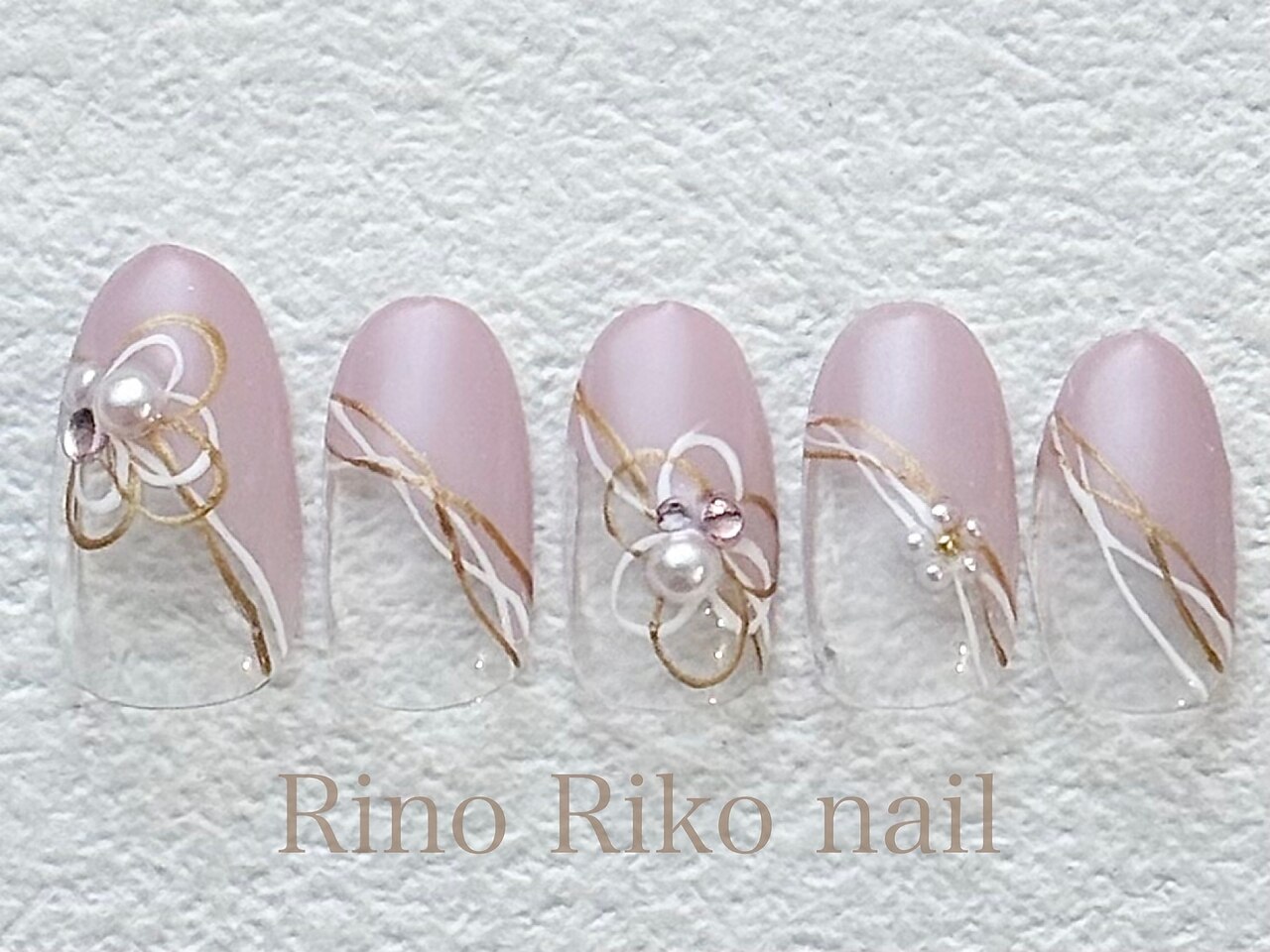 2026年冬トレンド】ガーリー ななめフレンチのネイルデザイン集｜人気