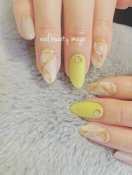 新色マスタードイエローと大理石