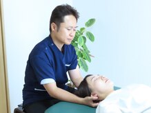 たなごころの雰囲気( 施術の一場面(首もとの施術))