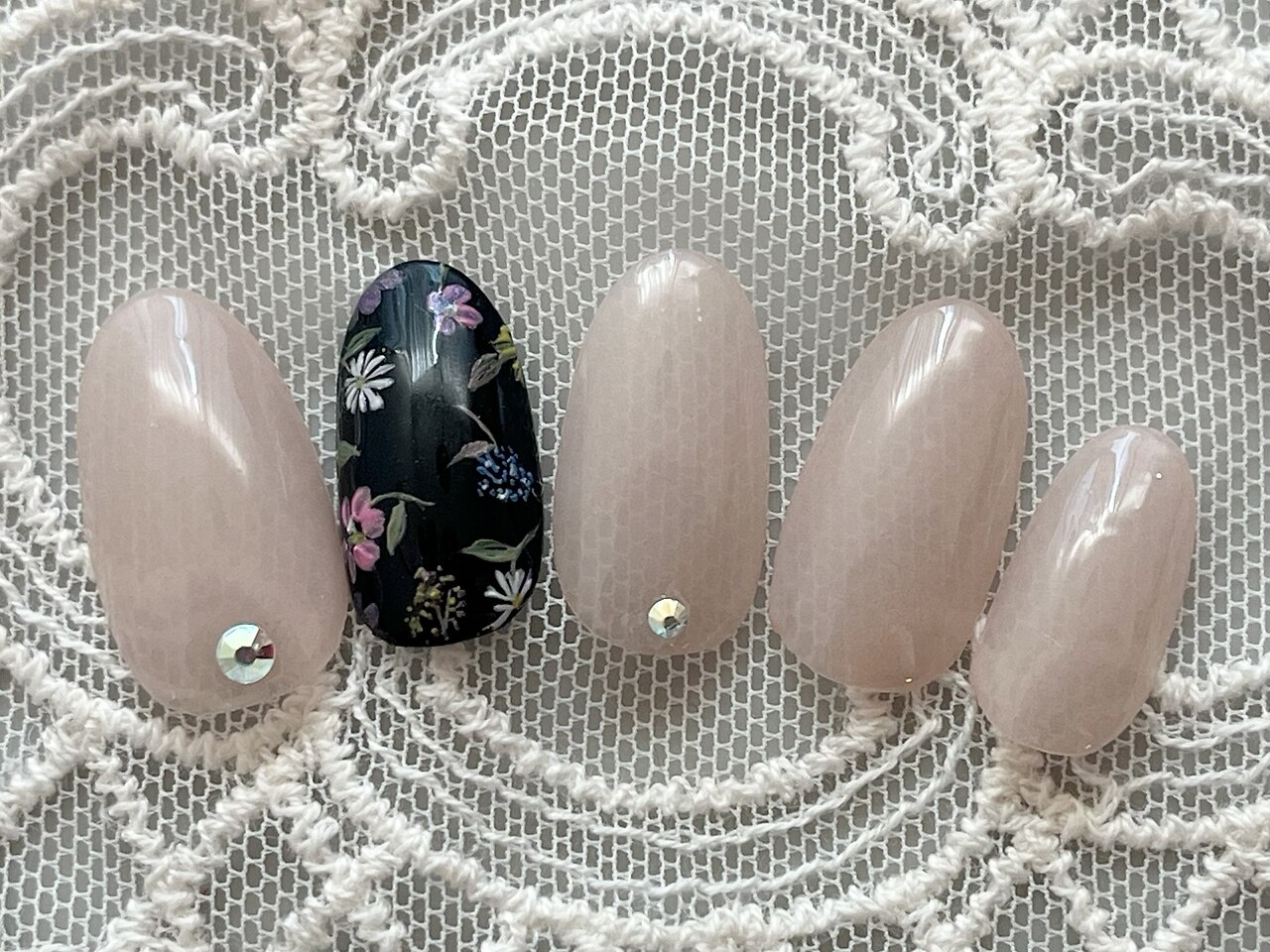 2025年-2026年冬トレンド】ブラック ワンカラー ハンドのネイル