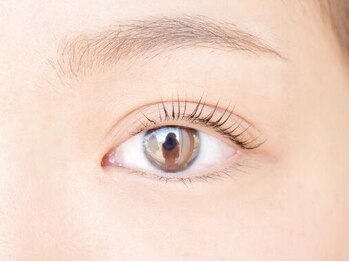 ヴァンアイラッシュ(VINGT eyelash)の写真/モチをよくする高濃度トリートメント配合◎《パリジェンヌラッシュリフト¥5500/まつげパーマ¥4500》