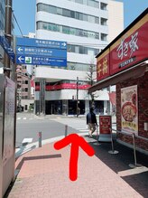 スンダリ(Sundari)/すき家の前の信号を渡る