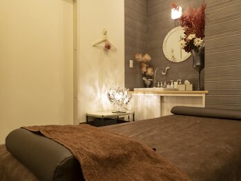 長寿鍼灸院 長寿整骨院/洗面台がある。赤が基調のお部屋