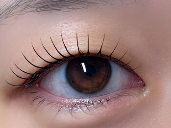 メゾンドシャルム(maison de charme)の写真/重ため瞼にお悩みの方に◎しっかり立ち上げて、目元に光を取り込むことでキラキラ・ぱっちりした印象に…◇