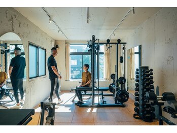 プラグジム 目黒店(Plug GYM)/トレーニングルームへ