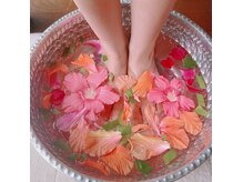 石垣島リラクゼーションサロン おひるねの雰囲気（ハイビスカス&月桃の足湯）