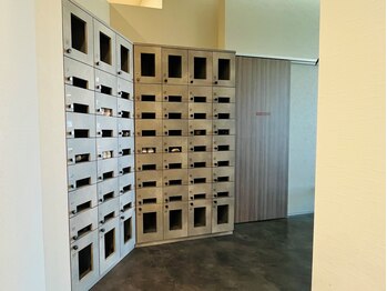 ナグヨガスタジオ 則武新町店(NAG YOGA STUDIO)/広々としたシューズロッカー