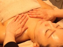 サロンドアンビジュ(salon de un bijou)の雰囲気（デコルテからしっかりケアし、ワンランク上の透き通る美肌へ☆）