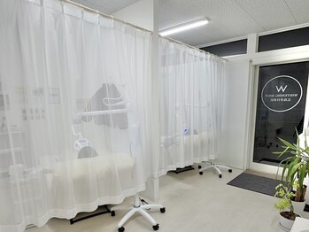 ホワイトニングショップ 広島廿日市店/隣と壁で仕切られた照射スペース