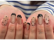 シー(SHE)/黒フレンチネイル