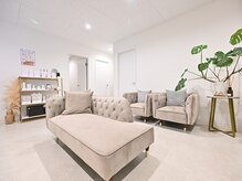 サロン アール(Salon R)の雰囲気（サロンの入り口を開けると清潔感あふれる白を基調とした待合）