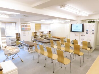 ファミリーカイロプラクティック 三鷹院/院内のようす2 待合スペース