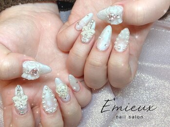 エミュー(Emieux)/ホワイトパーツネイル
