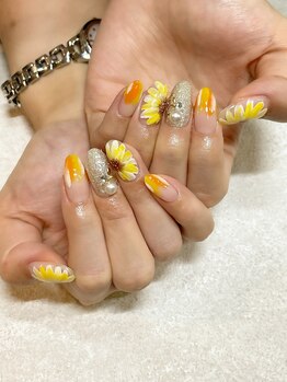 プチブラン(Petit Blanc)/ひまわりネイル