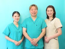 高宮レディース鍼灸整骨院の雰囲気（左から、鍼灸師 松岡、院長、受付 森藤）