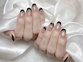 黒フレンチ煌めくストーン