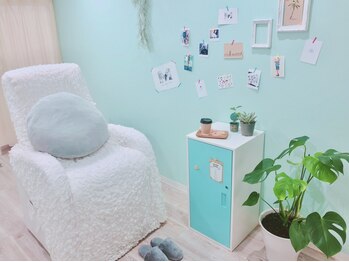 エム(M)の写真/【全室個室】当店人気No.1!!フラットラッシュ★付け心地の良さと高キープ力◎抜群の提案力&似合わせ技術♪