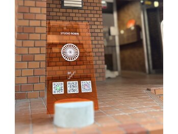 スタジオロビン(Studio Robin)/入り口の看板