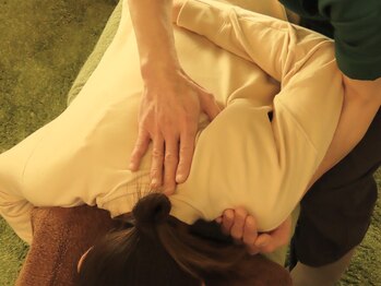 椎名亮 整体院/肩甲骨の施術です