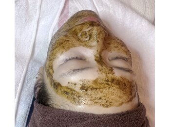 ラニブロウ(Lani brow)/ハーブピーリングで即日陶器肌へ