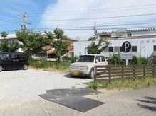 カフネ(CAFUNE)の雰囲気（駐車場は建物手前の砂利のエリアにお車をお停めください）