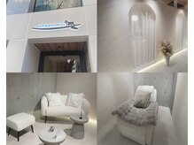 モカラ(MOKARA)の雰囲気（3階建ての白テナントです♪犬の看板・布池バス停の目の前です！）