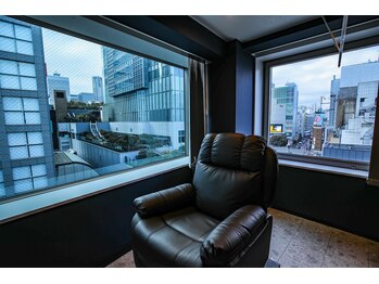 ドープ 新宿南口店(DOPE)の写真/眉毛が濃い・整え方がわからない・似合う眉毛がわからない・バラツキ等お悩みの男性◎新宿アイブロウ専門店