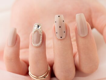 ヴァンネイル みなとみらい馬車道(VINGT NAIL)/ドット×囲み　ガーリーネイル