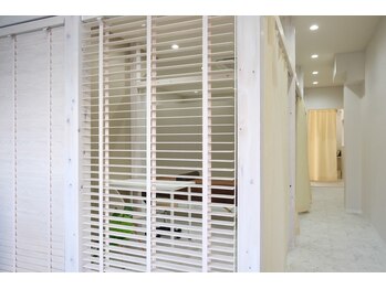 ハリ トモカ 南浦和サロン(HARI TOMOKA)/プライベート空間あふれる院内