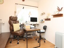 自然光が入る空間でリラックスしながら爪のお手入れができます