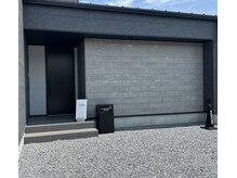 【店舗外観】手前の砂利のスペースに駐車可能