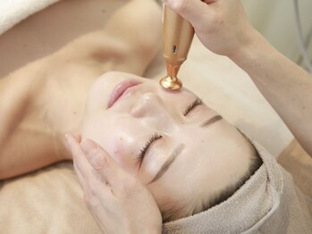 サロン ド モナ(salon de mona)の写真/【専門機関で難しいシミケアにも!ノーファンデ肌を実現】諦めていたお悩みを解消◎信頼の技術で肌の底上げ!