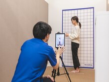 キンマク 四日市院(KINMAQ)の雰囲気(専用機器を用いて不調の根本である筋膜と姿勢の関連を説明。)