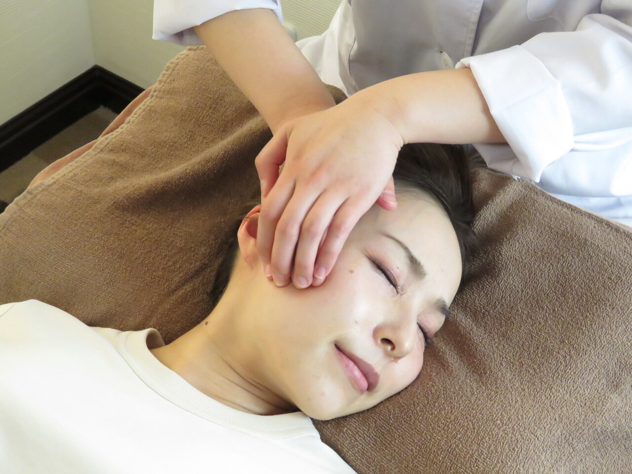 顔から姿勢を正す整顔術〜健美両立型のアプローチ〜 パーツが際立ち立体的なあか抜け美人へ】 ⁡ お顔は加齢だけで