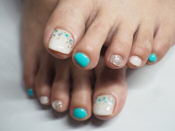 グロウネイル(grow nail)の写真/お仕事柄ハンドネイルができない方にも◎可愛いフットネイルでワンランク上のお洒落を楽しみましょう♪