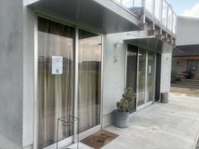 トーンアイラッシュ(Ton.EyeRush)の雰囲気（敷地には牛田商店カフェがあり入ってきて直ぐのグレーの建物です）