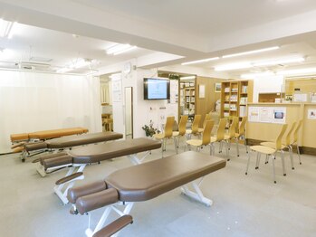 ファミリーカイロプラクティック 三鷹院/院内のようす3 施術スペース