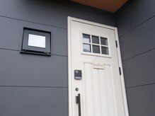 《サロン外観》白いドアの黒いお家サロンです♪