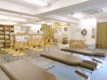 ファミリーカイロプラクティック 三鷹院/院内のようす４　施術スペース