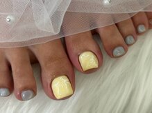 イエロー×リボンフットネイル