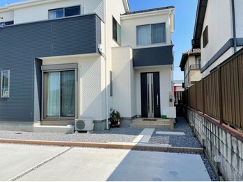 カリナン(Cullinan)/白と紺の一軒家になります