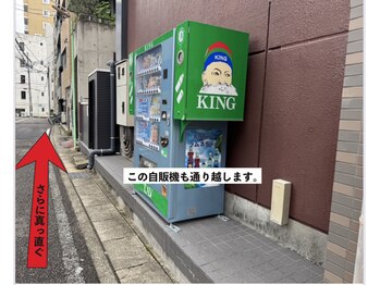 サロンドカラン(Salon de Calin)/右手に自動販売機が見えてきます